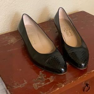 Ferragamo (possibly Vara) low-heel pumps- Size 7.5
